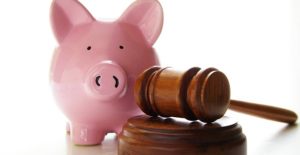 a piggy bank and a gavel symbolizing a structured settlement loan